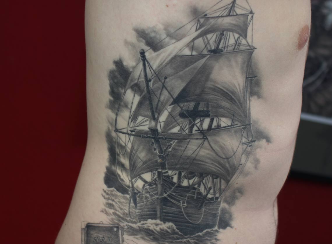 realistisches Segelschiff Tattoo Hüfte